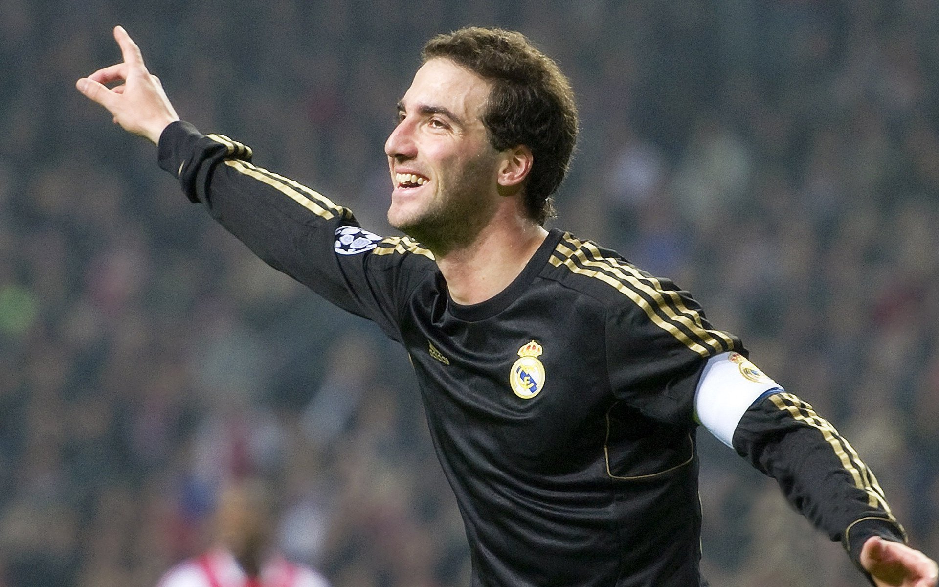 全黑队在比赛中的强势表现，一直是橄榄球锦标赛的焦点，全黑队服